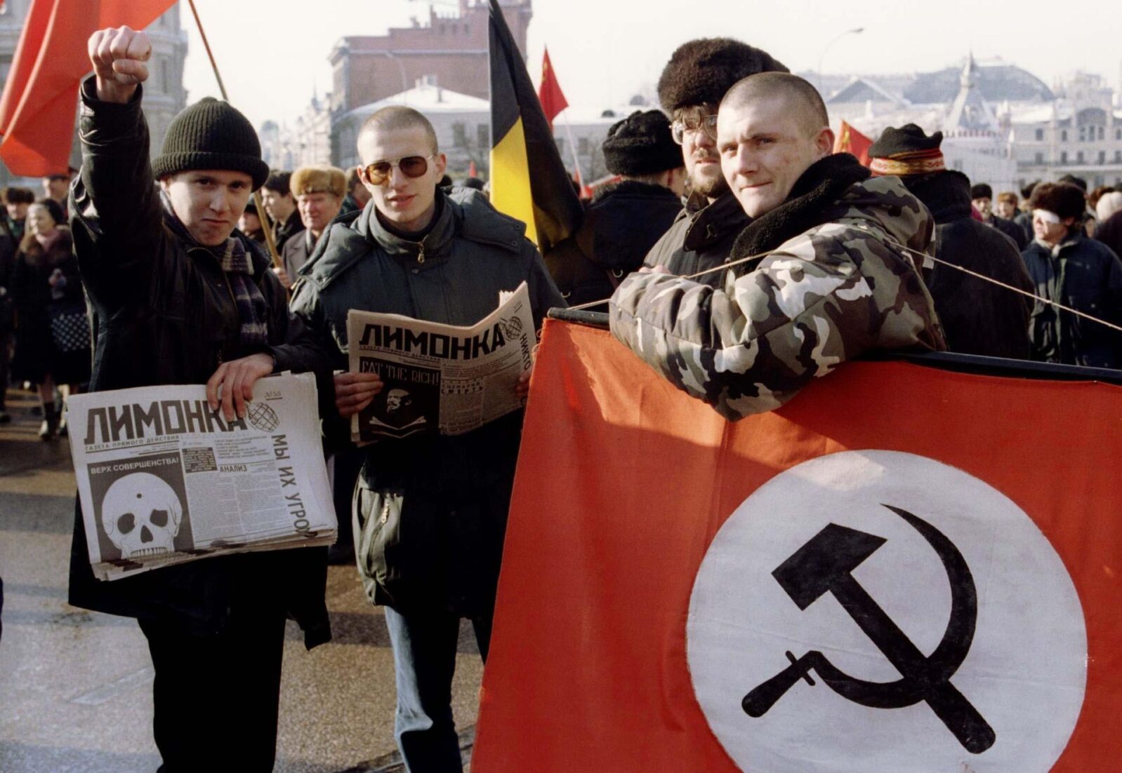 Участники марша с газетой «Лимонка» Национал-большевистской партии Эдуарда Лимонова, Александра Дугина и Егора Летова