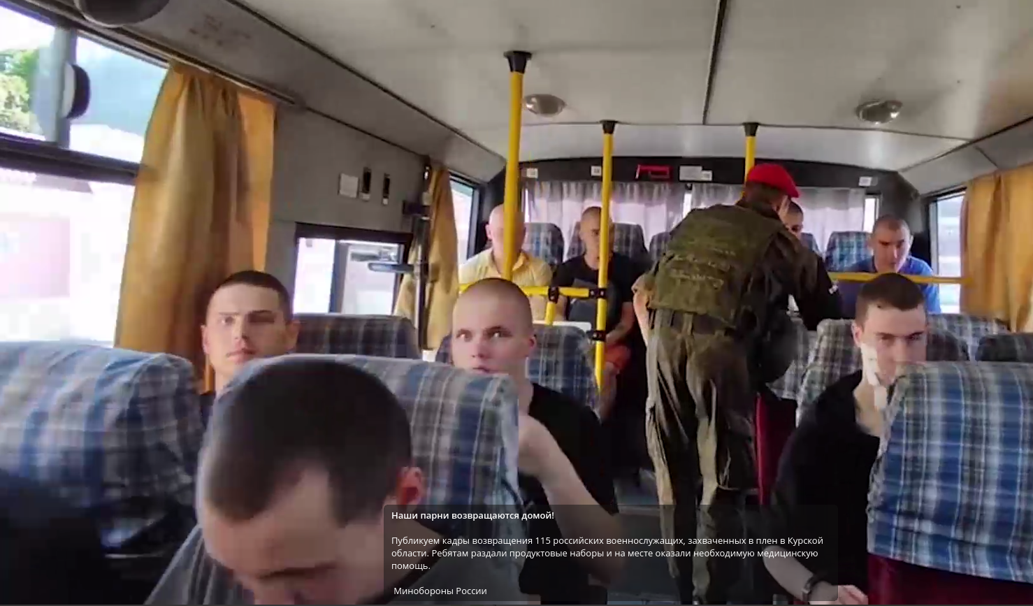 Освобождённые из плена российские солдаты-срочники во время обмена