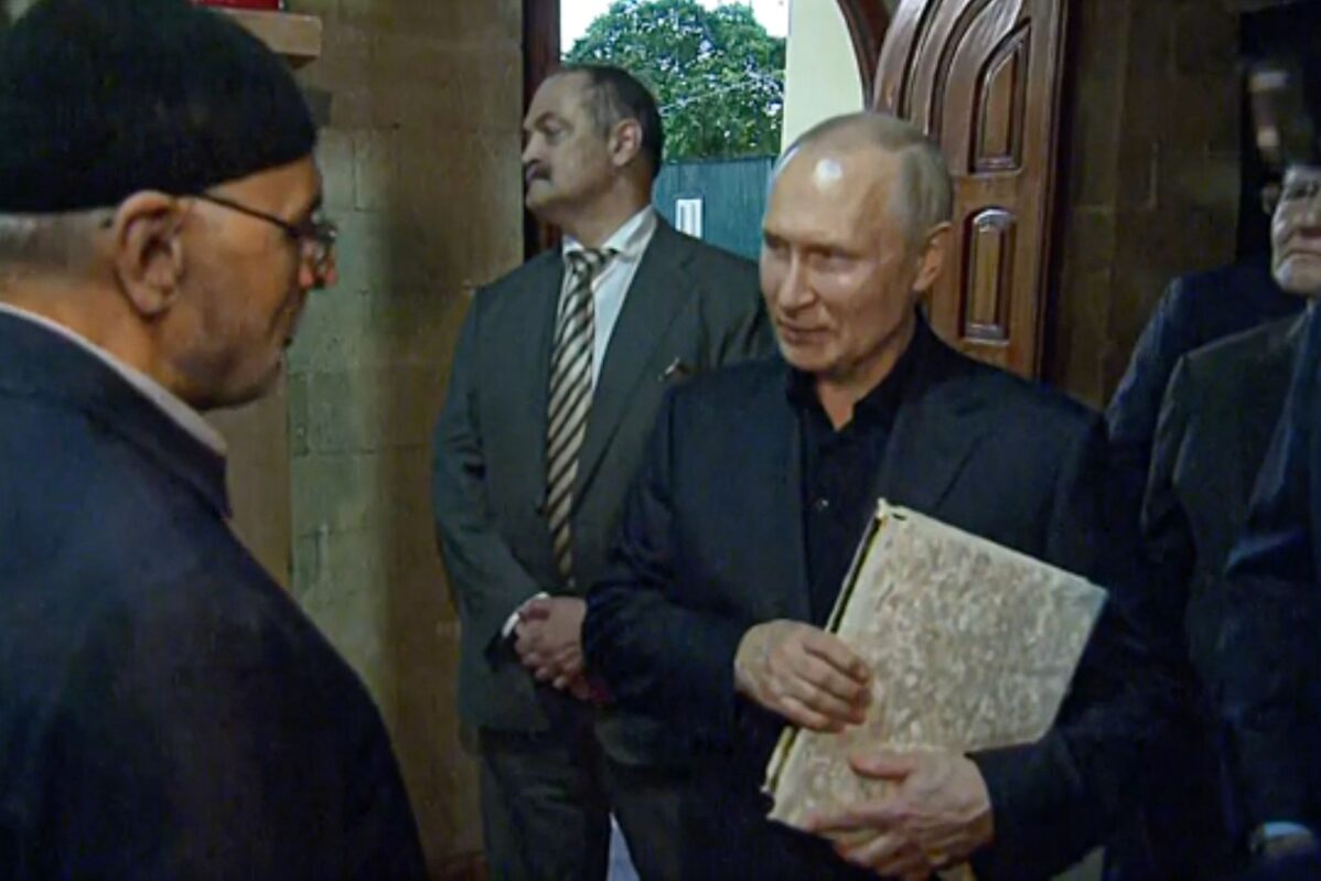 Владимир Путин в мечети Джума, Дербент