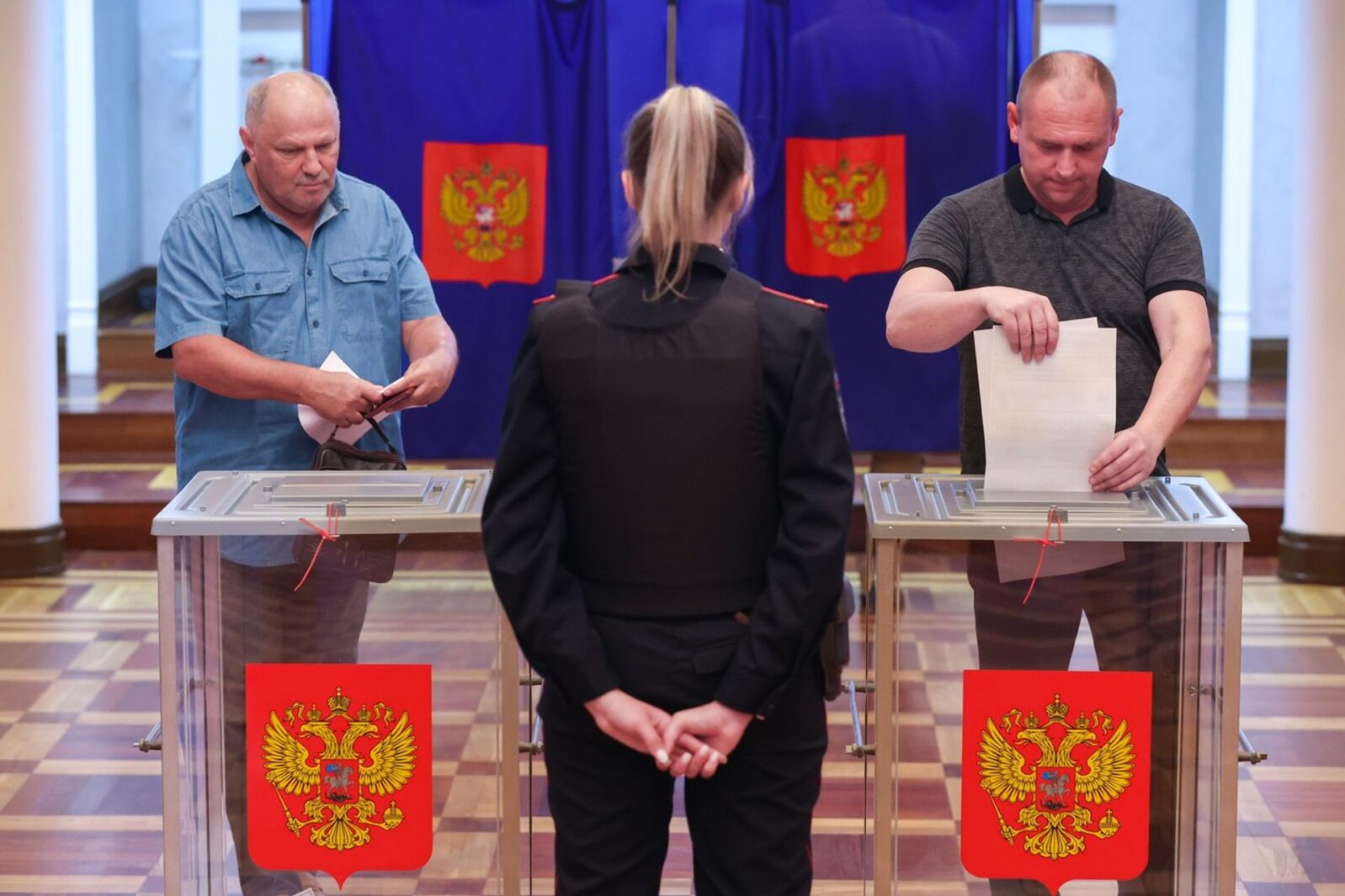 Голосование на&nbsp;избирательном участке в&nbsp;концертном зале «Ассамблея» в&nbsp;Единый день голосования 2024 года