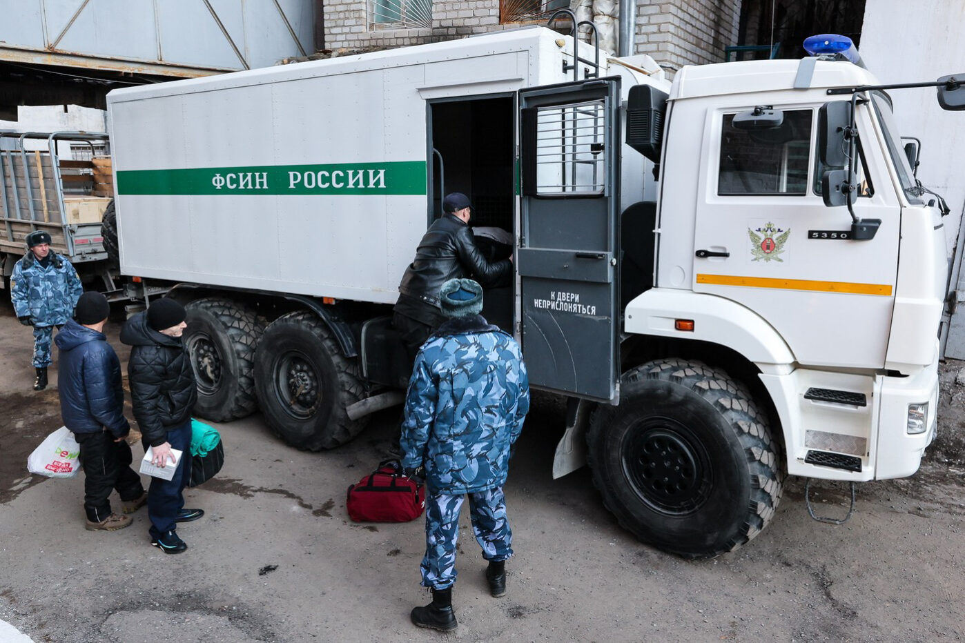 Отправка в&nbsp;СИЗО, погрузка в&nbsp;автозак