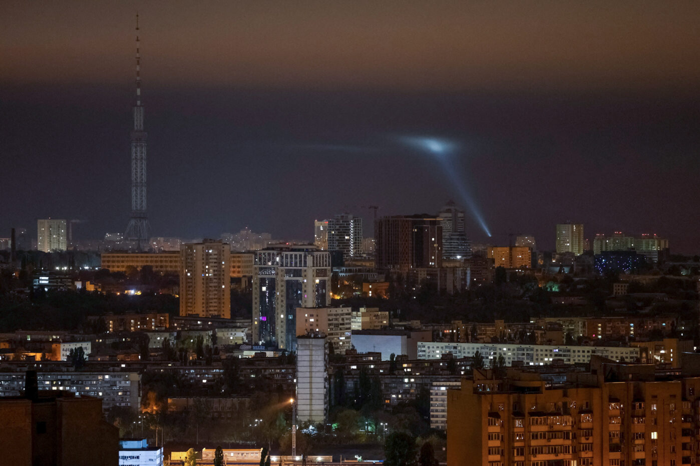 Поиск беспилотников в небе над Киевом