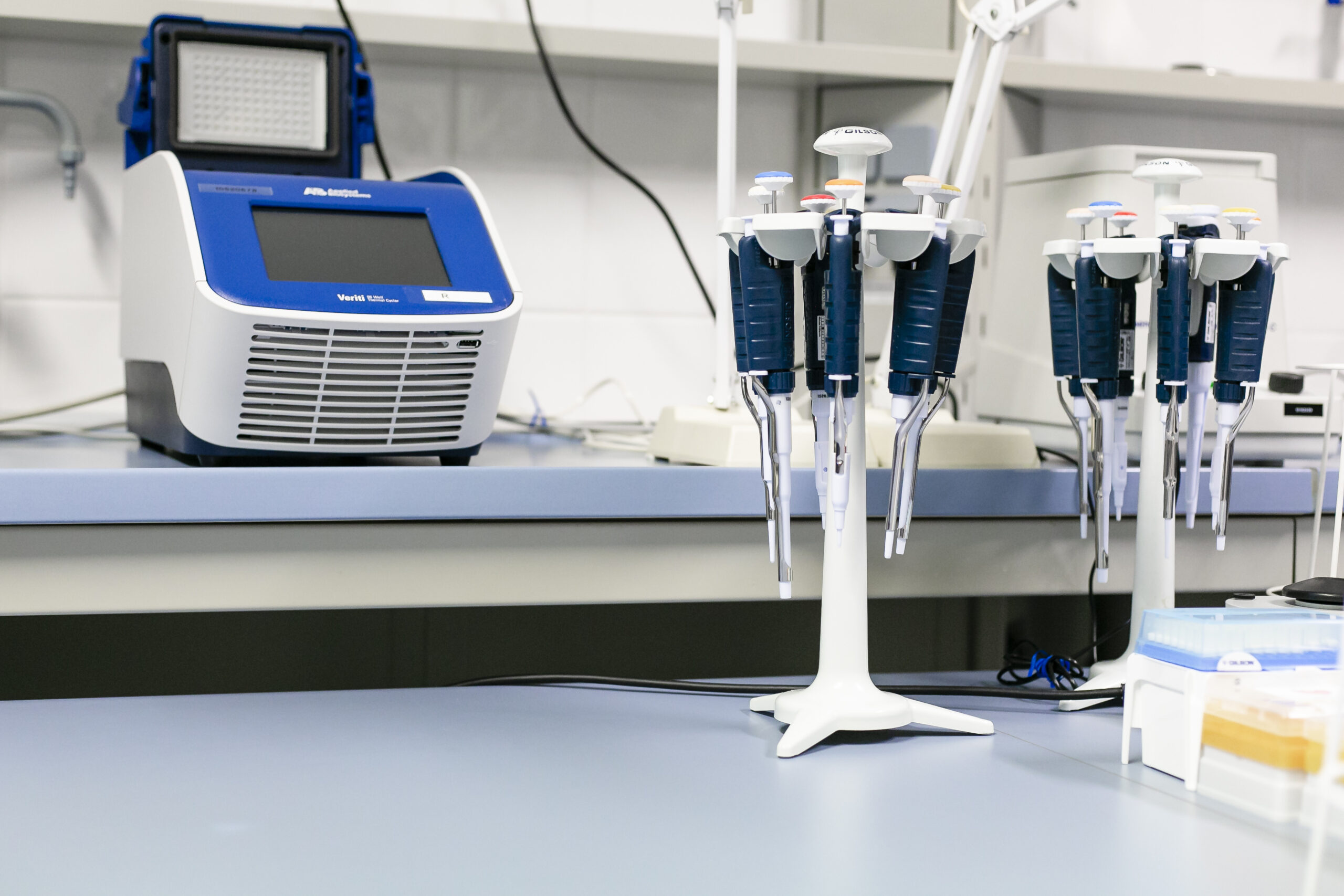 Российские регионы — лидеры по числу погибших на войне, массово закупают реагенты и оборудование для установления личности неопознанных тел