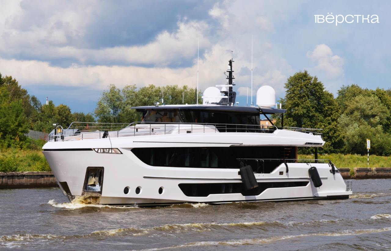 Суперъяхта Альфа-банка Majesty 111 от компании Gulf Craft это 34-метровое судно с шестью пассажирскими каютами