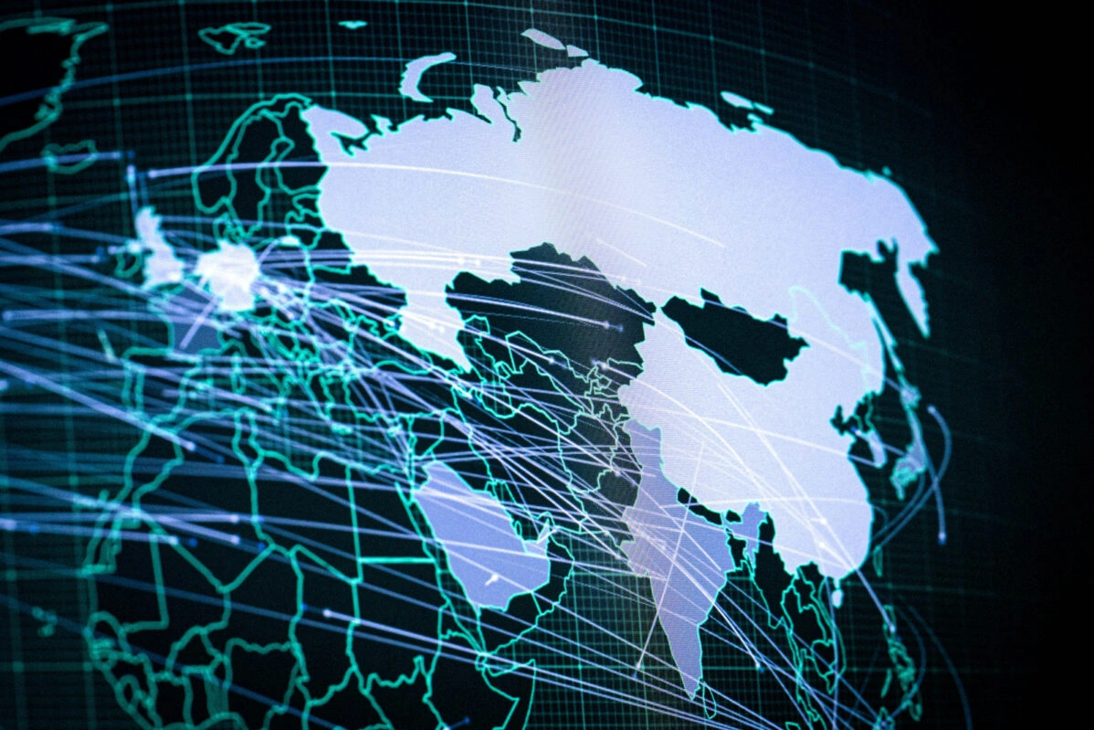 Карта с контуром России на экране в Австралийском центре киберсотрудничества