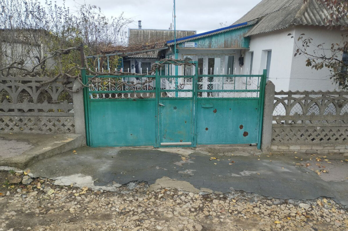 Ворота дома семьи Максима в&nbsp;посёлке в&nbsp;Херсонской области