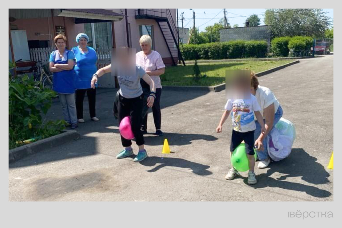 Максим играет по&nbsp;дворе приюта города Почеп