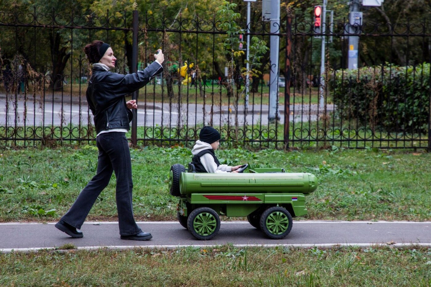 Семья гуляет в парке в жилом районе Москвы