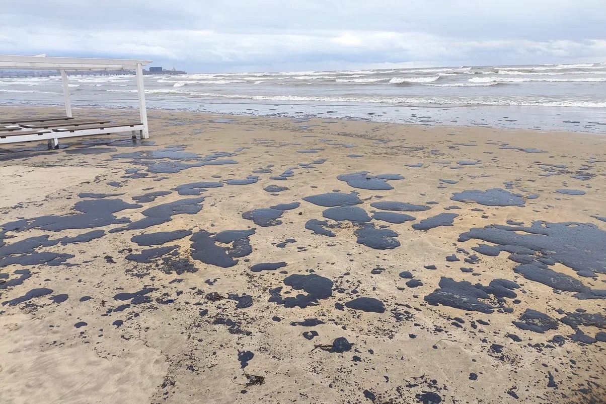 Побережье Анапы залило мазутом. Из потерпевших крушение танкеров в море вытекло около 3,7 тыс. т нефтепродуктов