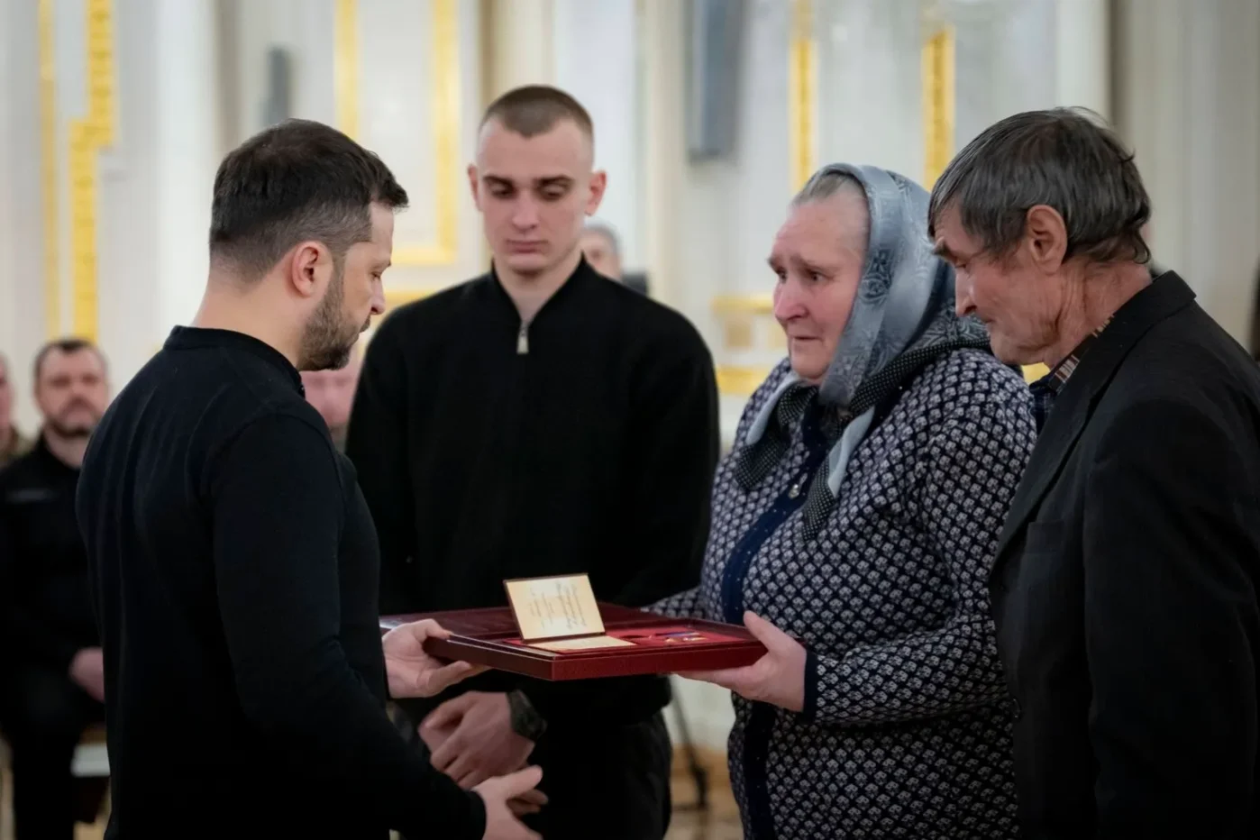Президент Украины Владимир Зеленский вручает государственную награду и орден семье погибшего солдата