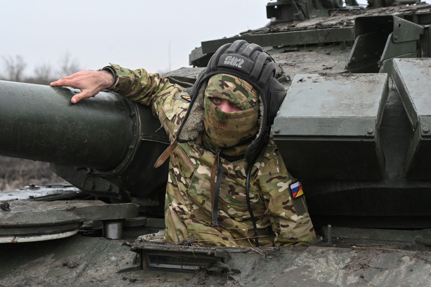 Российский контрактник выглядывает из танка Т-72 во время военных учений на юге Краснодарского края