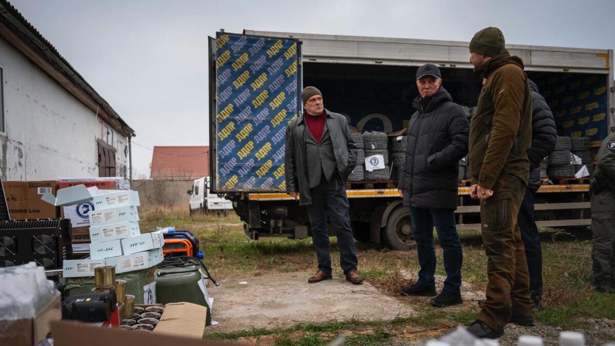 «Губернатор» Херсонской области Владимир Сальдо (в&nbsp;центре) принимает участие в&nbsp;сбор гуманитарной помощи для участников СВО