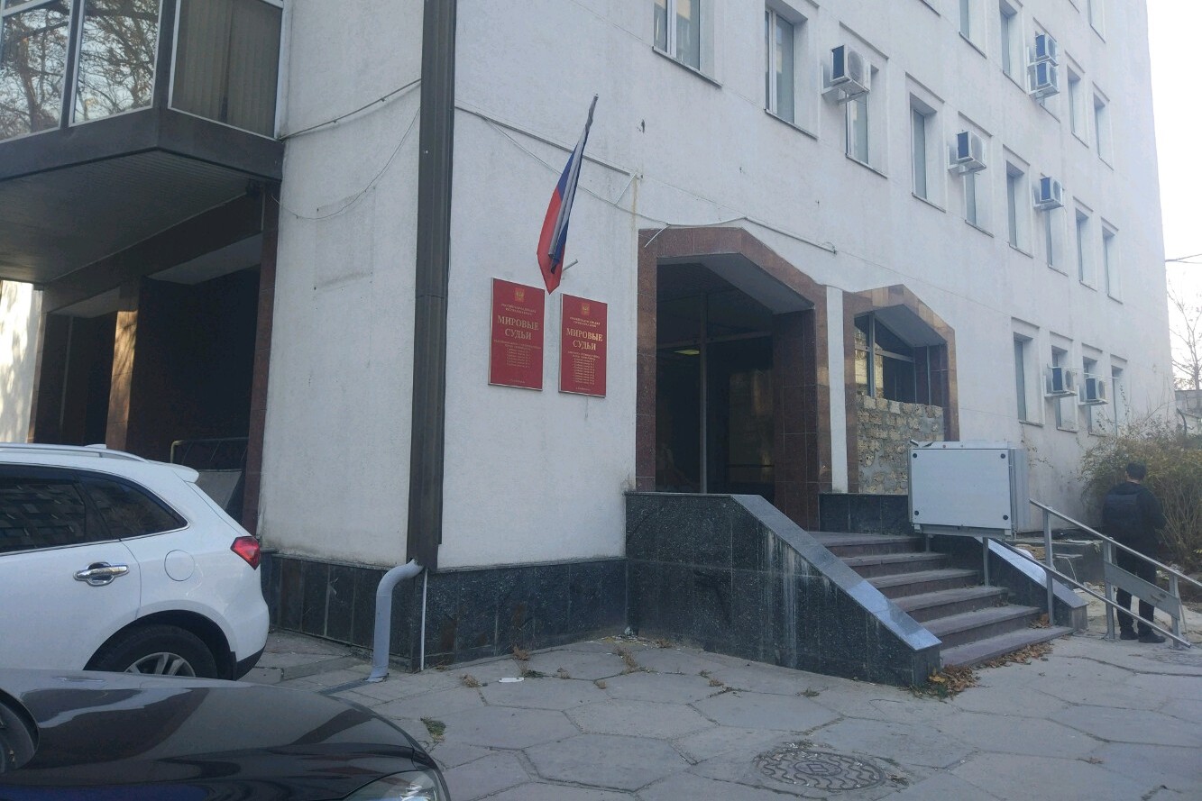 Житель Симферополя должен заплатить штраф в 100 тыс. руб. за лайк видео с подписью о том, что с Путиным работают геи