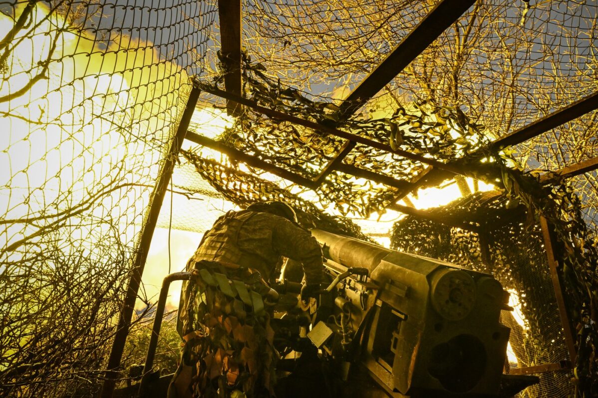 Российские военнослужащие группировки войск «Центр» ведут огонь из&nbsp;самоходной гаубицы «Гиацинт-С» по&nbsp;украинским позициям на&nbsp;Покровском участке фронта