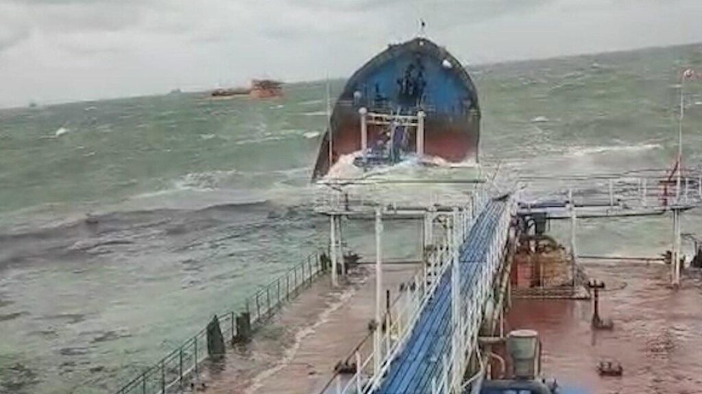 Побережье Анапы залило мазутом. Из потерпевших крушение танкеров в море вытекло около 3,7 тыс. т нефтепродуктов