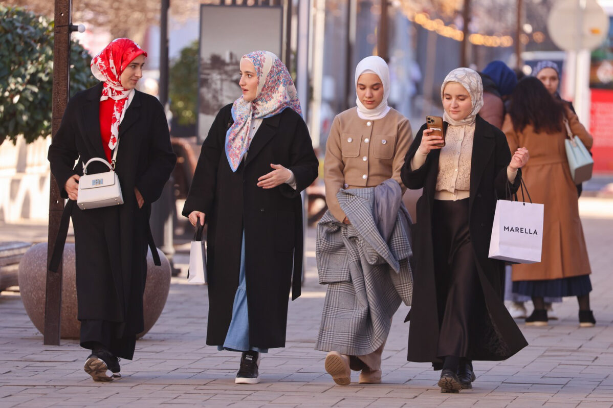 Женщины идут по&nbsp;улице в&nbsp;центре Грозного