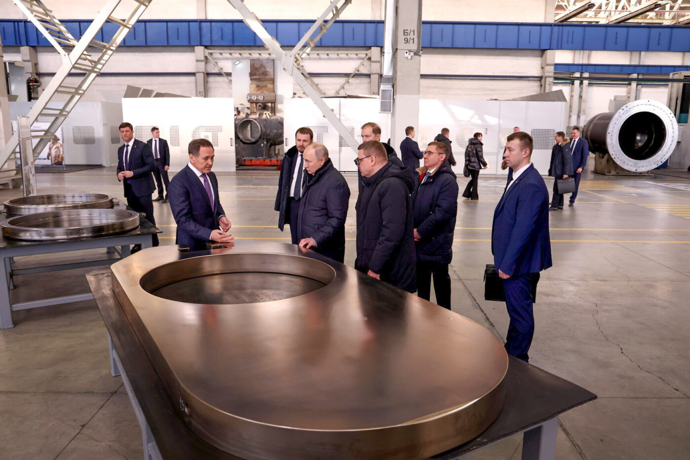 Владимир Путин во время осмотра производственной площадки в индустриальном парке «Станкомаш» в Челябинске
