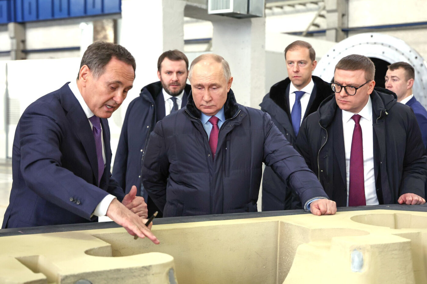 Владимир Путин во время осмотра производственной площадки в индустриальном парке «Станкомаш» в Челябинске