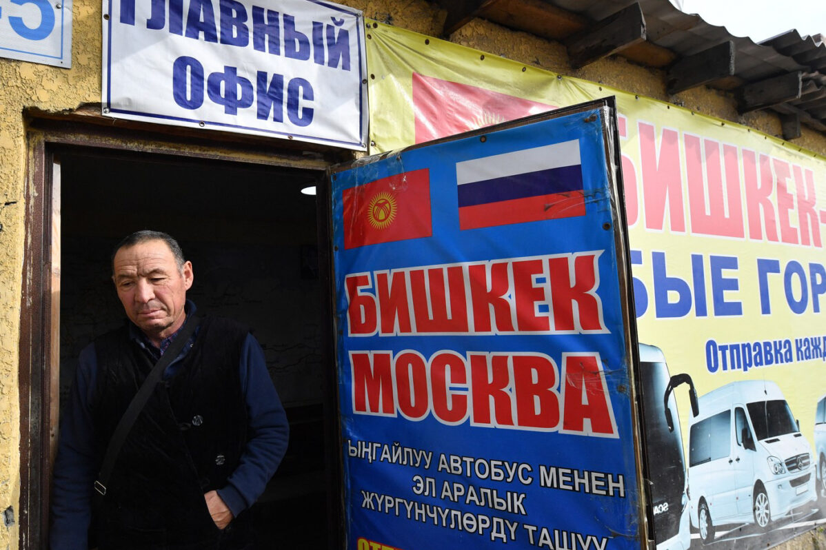 Офис автоперевозчика в Бишкеке, откуда граждан Кыргызстана отправляют на работу в Москве
