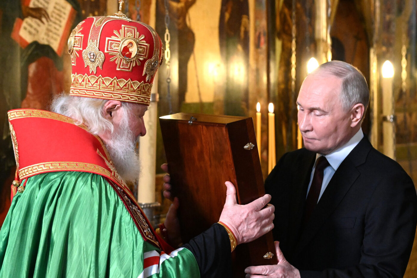 Патриарх Кирилл и&nbsp;Владимир Путин во&nbsp;время молебна в&nbsp;день вспуления Путина в&nbsp;должность президента России, Благовещенский собор Кремля