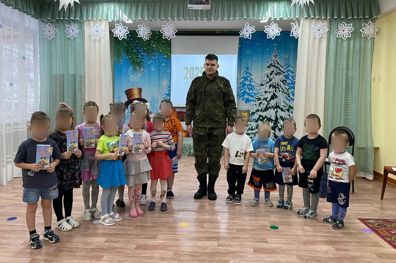 В российских детсадах и школах начались мероприятия, посвящённые году защитника Отечества, объявленному Владимиром Путиным
