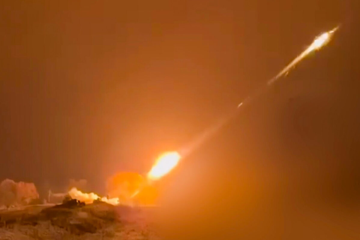 Российские военнослужащие ведут огонь из реактивных систем залпового огня «Солнцепек» в приграничных районах Курской области России