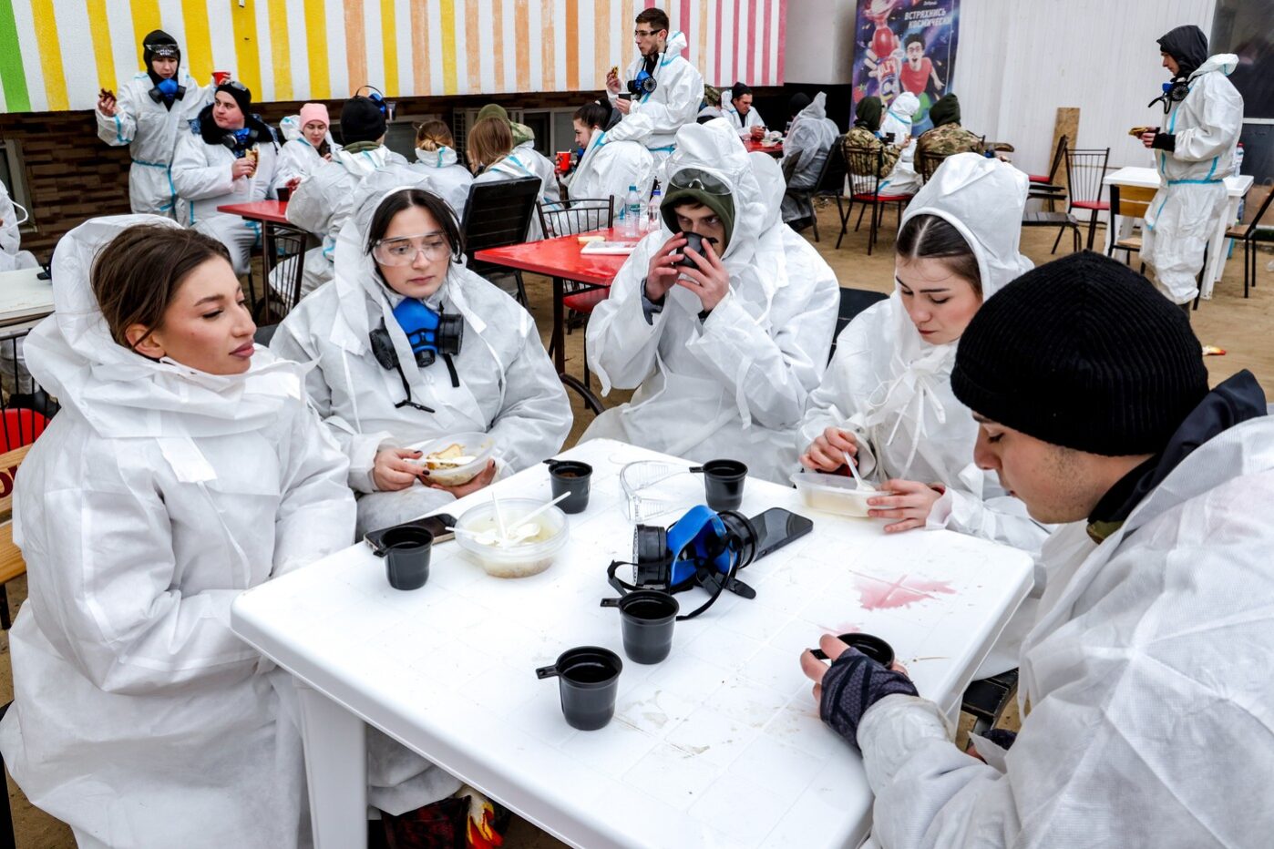 Волонтеры обедают в&nbsp;полевом штабе во&nbsp;время ликвидации последствий разлива мазута на&nbsp;пляже Анапы