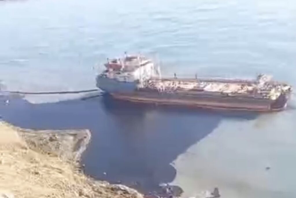 Шлейф мазута, вылившегося с танкера «Волгонефть 239»