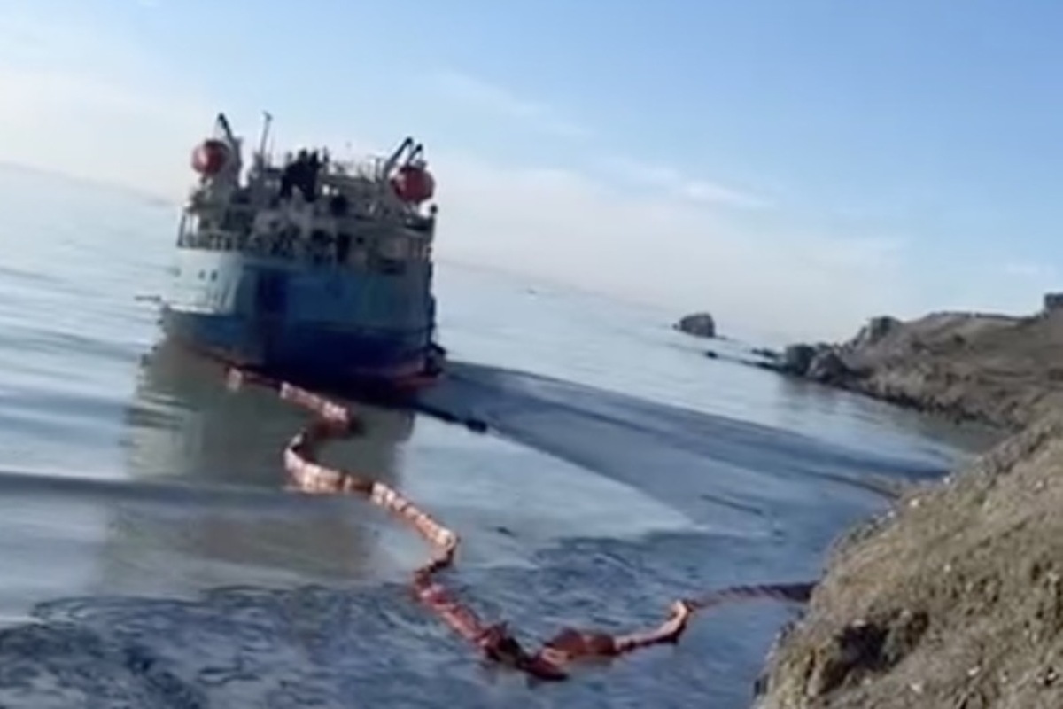 Новый разлив мазута в Чёрном море: пятно топлива, выливающегося с танкера «Волгонефть 239», достигло 2,8 тысяч квадратных метров