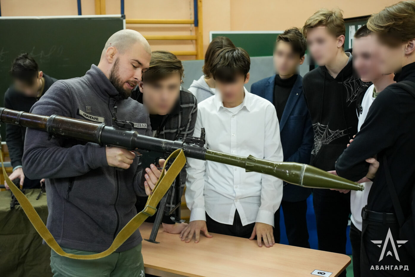 Во время проведения патриотических мероприятий, подготовленных военно-патриотическим центром при Минобороне «Авангард», школьникам демонстрируют РПГ