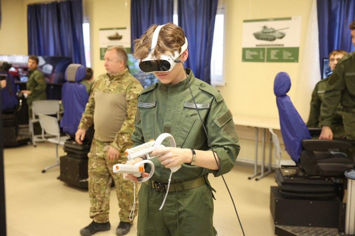 Школьник учится управлять БПЛА в военно-патриотическом центре «Авангард»