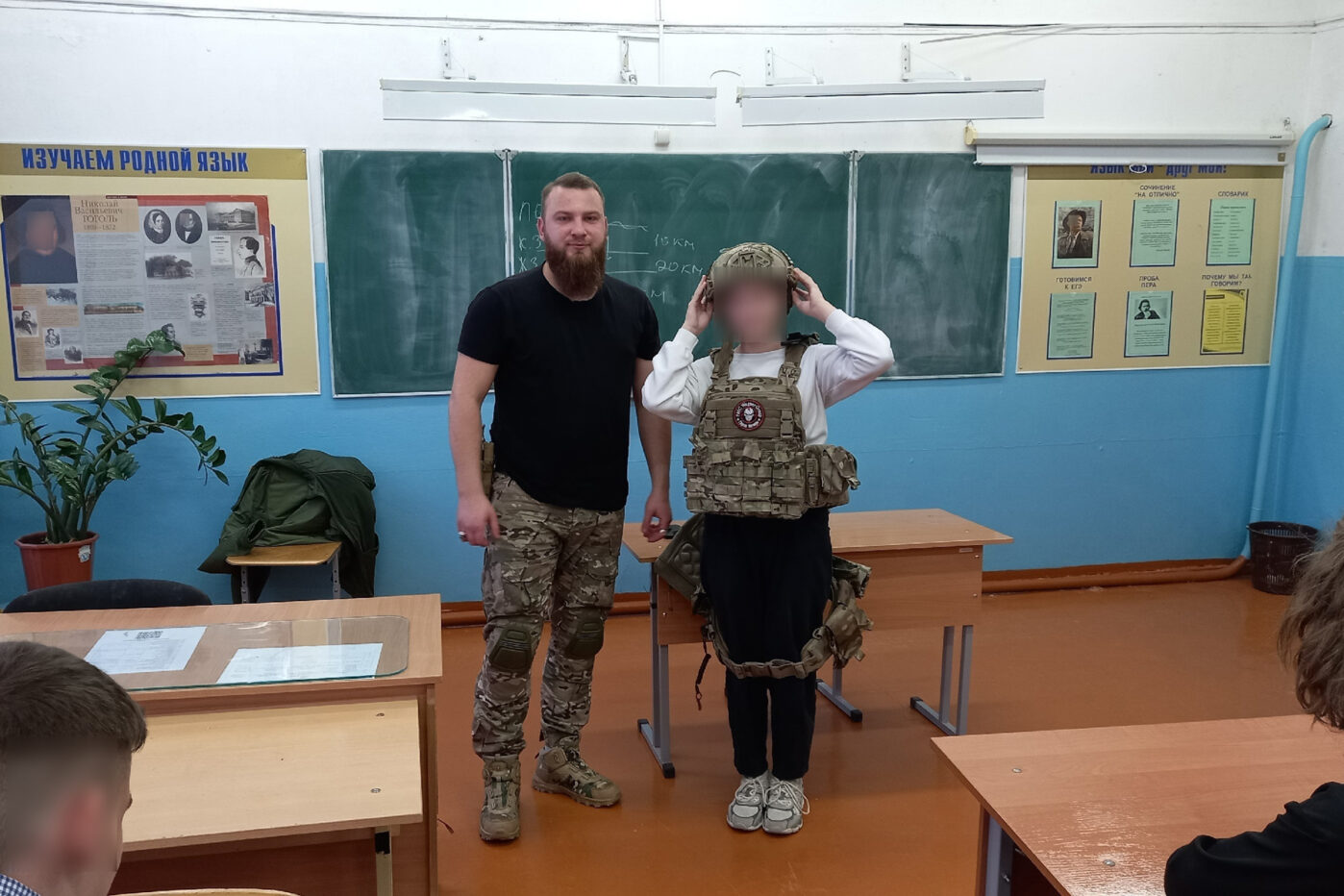 Никита Тухар во&nbsp;время проведения «мотивационной встречи» со&nbsp;школьниками