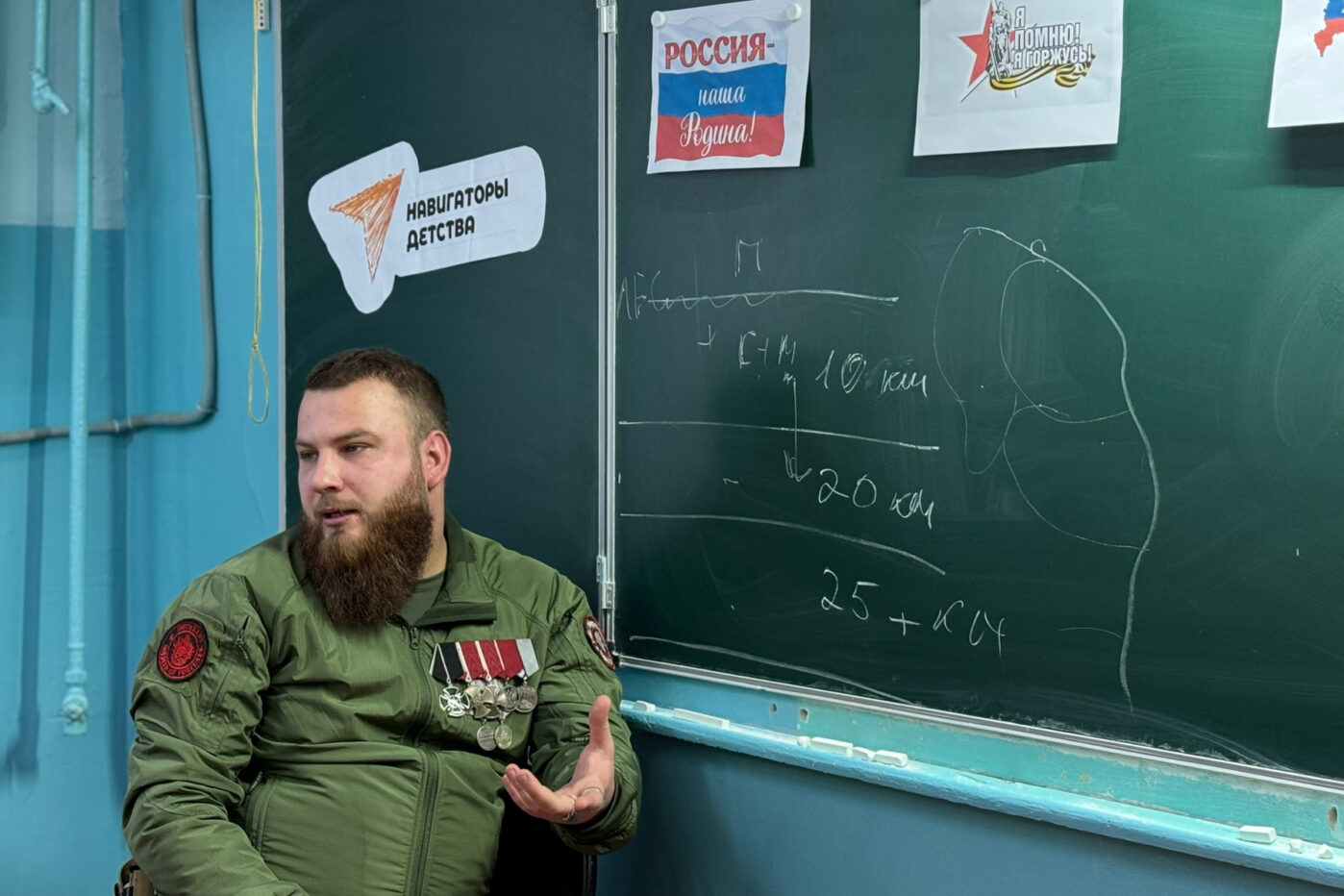 Никита Тухар во&nbsp;время проведения «мотивационной встречи» со&nbsp;школьниками