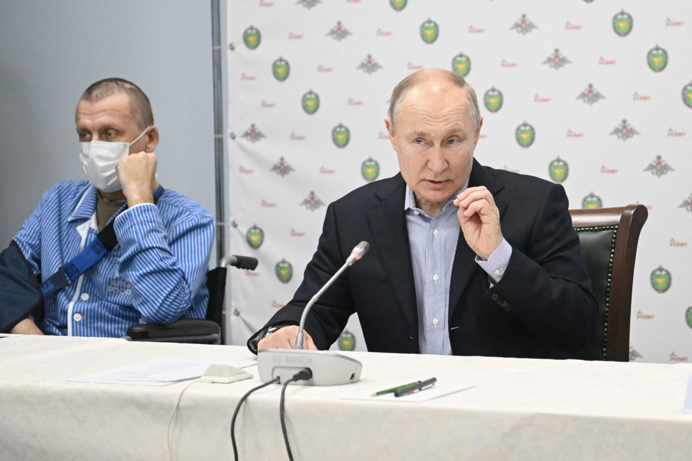 Владимир Путин встречается с военнослужащими, получившими ранения в войне в Украине, в госпитале имени А. А. Вишневского Министерства обороны России на окраине Москвы