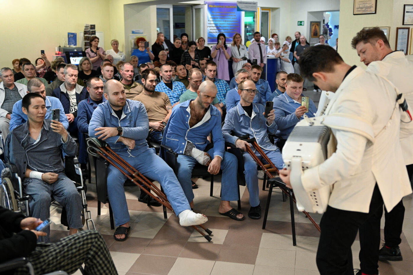 Раненые солдаты во время концерта в Южном окружном медицинском центре Федерального медико-биологического агентства в Ростове-на-Дону