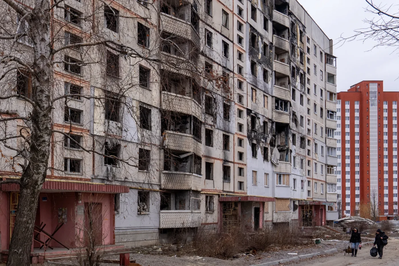 Поврежденный жилой дом в Харькове