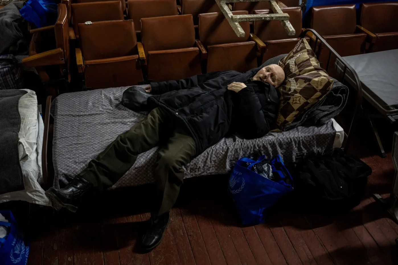 Мирный житель, эвакуированный с линии фронта в Покровске, спит в центре временного размещения в Павлограде