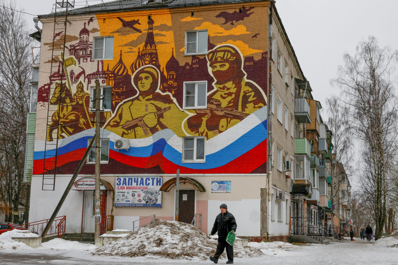 Жилой дом с муралом в поддержку российских вооруженных сил в Петушках, Владимирская область