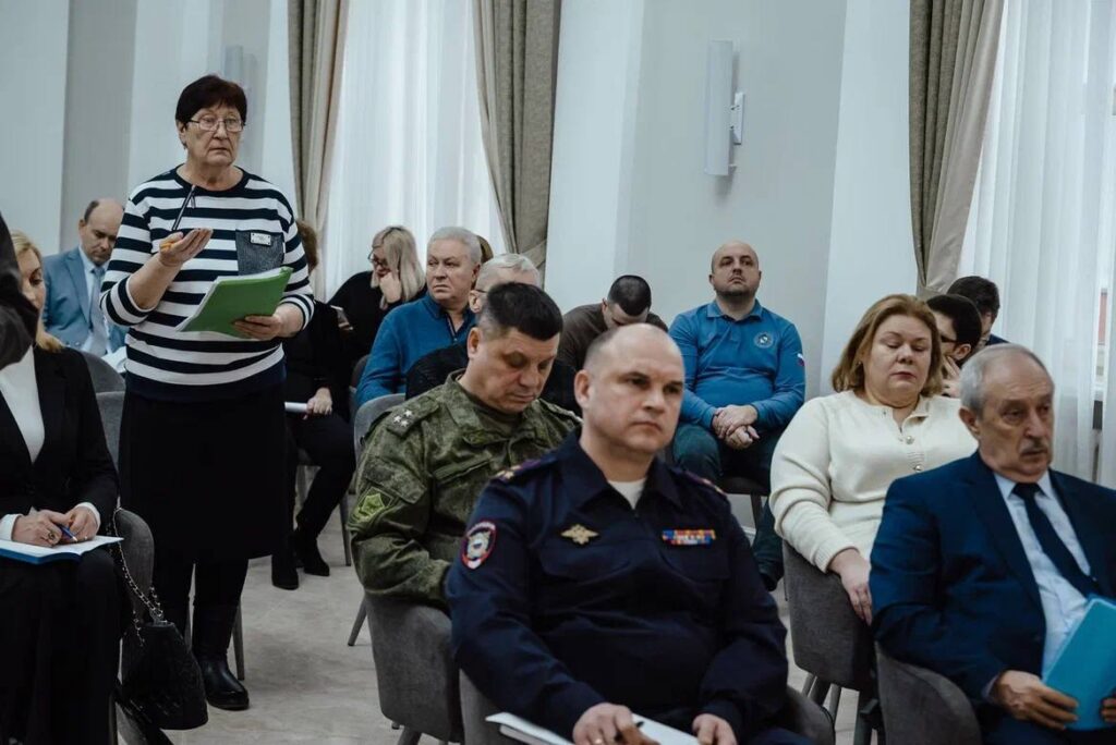 Жители Курской области на заседании Координационного совета по решению проблем жителей Курского приграничья с Александро Хинштейном