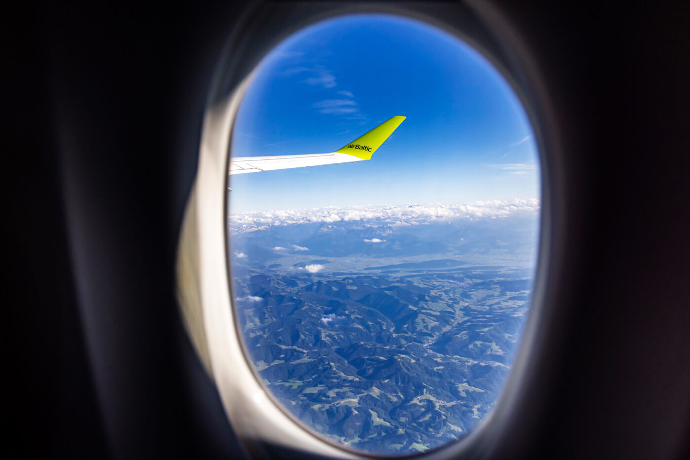 Вид с иллюминатора самолета Airbaltic на Цюрих и предгорья Альп