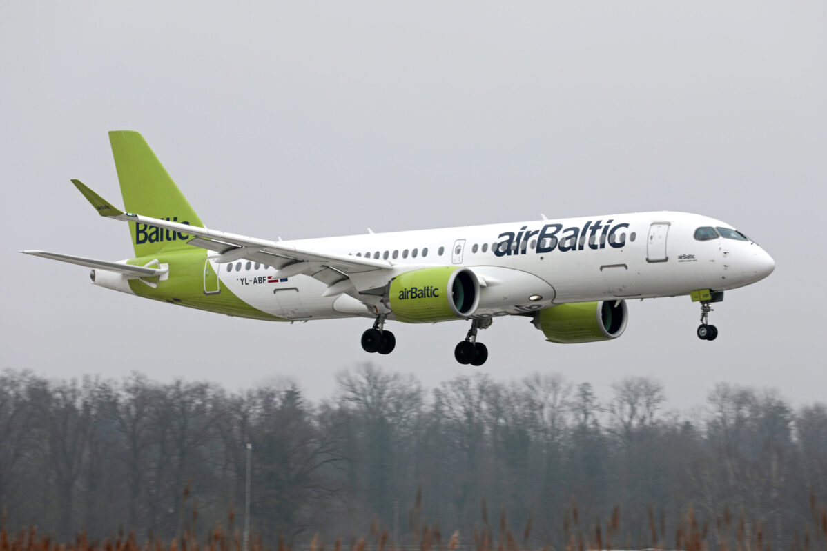 Пассажирский самолет Air Baltic совершает посадку в аэропорту Цюрих