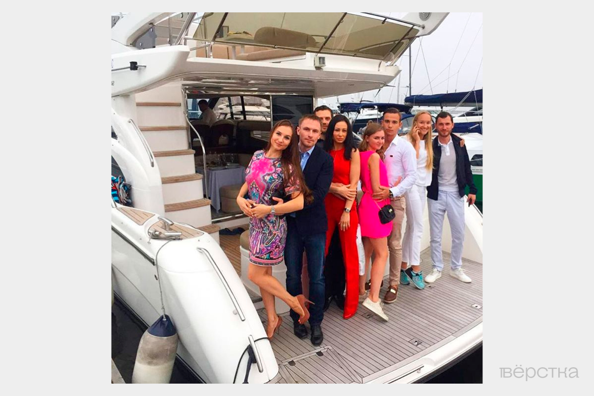 Анастасия Комолова с Андреем Скобовым и Василиса Комолова с Даниилом Ромашовым на яхте во время выпускного