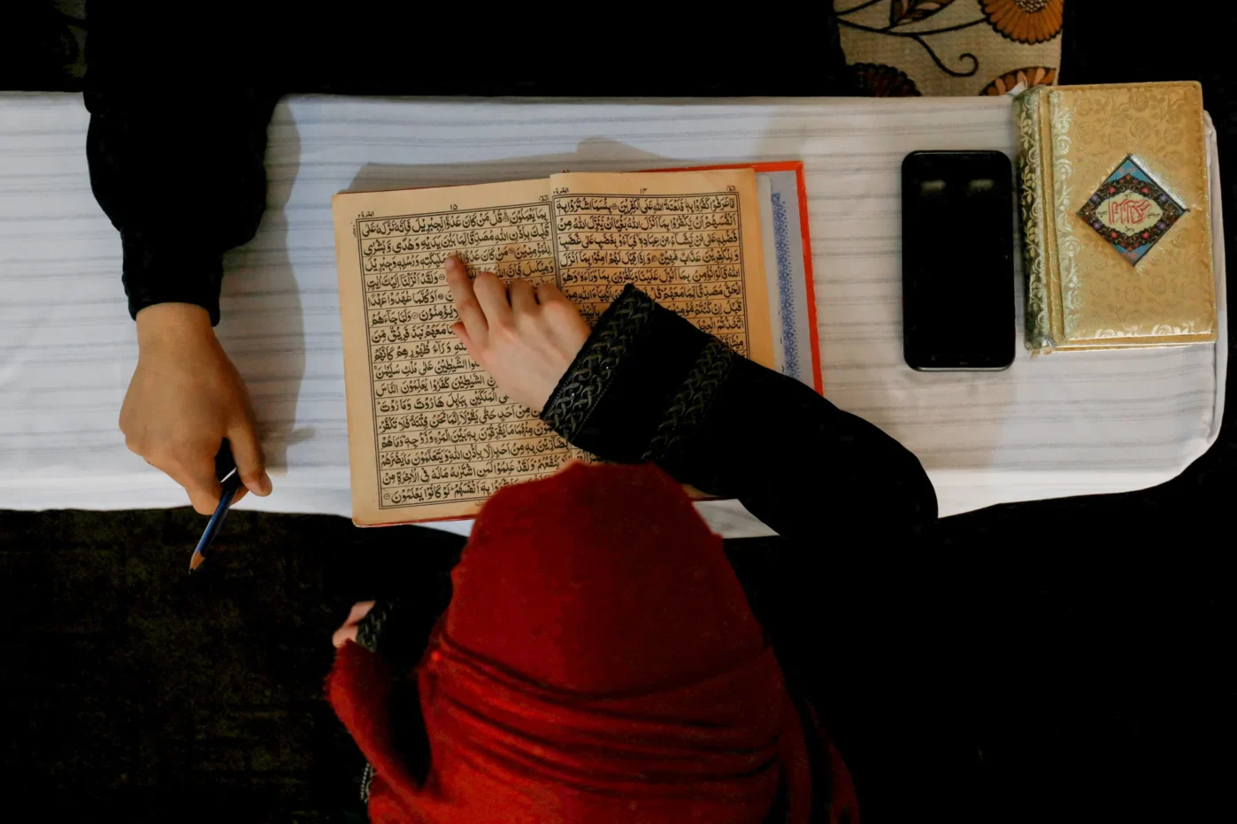 Афганская девочка читает Коран в медресе ( религиозной школе) в Кабуле, Афганистан