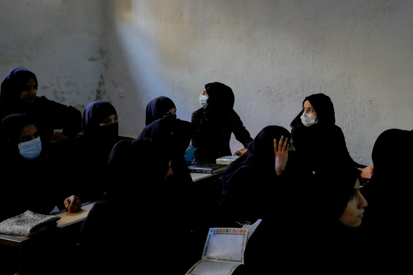 Афганские женщины учатся читать Коран в медресе (религиозной школе) в Кабуле, Афганистан