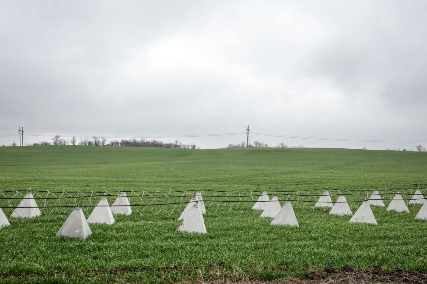 Колючая проволока и противотанковые сваи, Запорожская область, Украина
