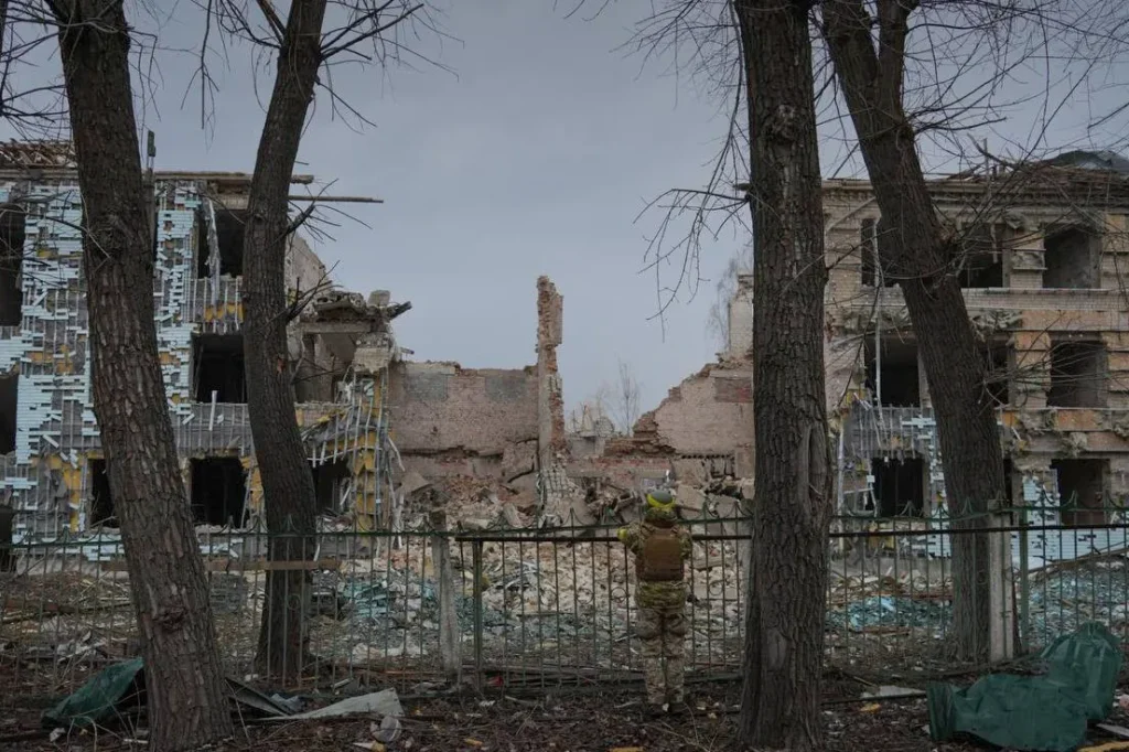 Разрушенные от российских обстрелов здания в Покровске, 18 марта 2025 года, Украина