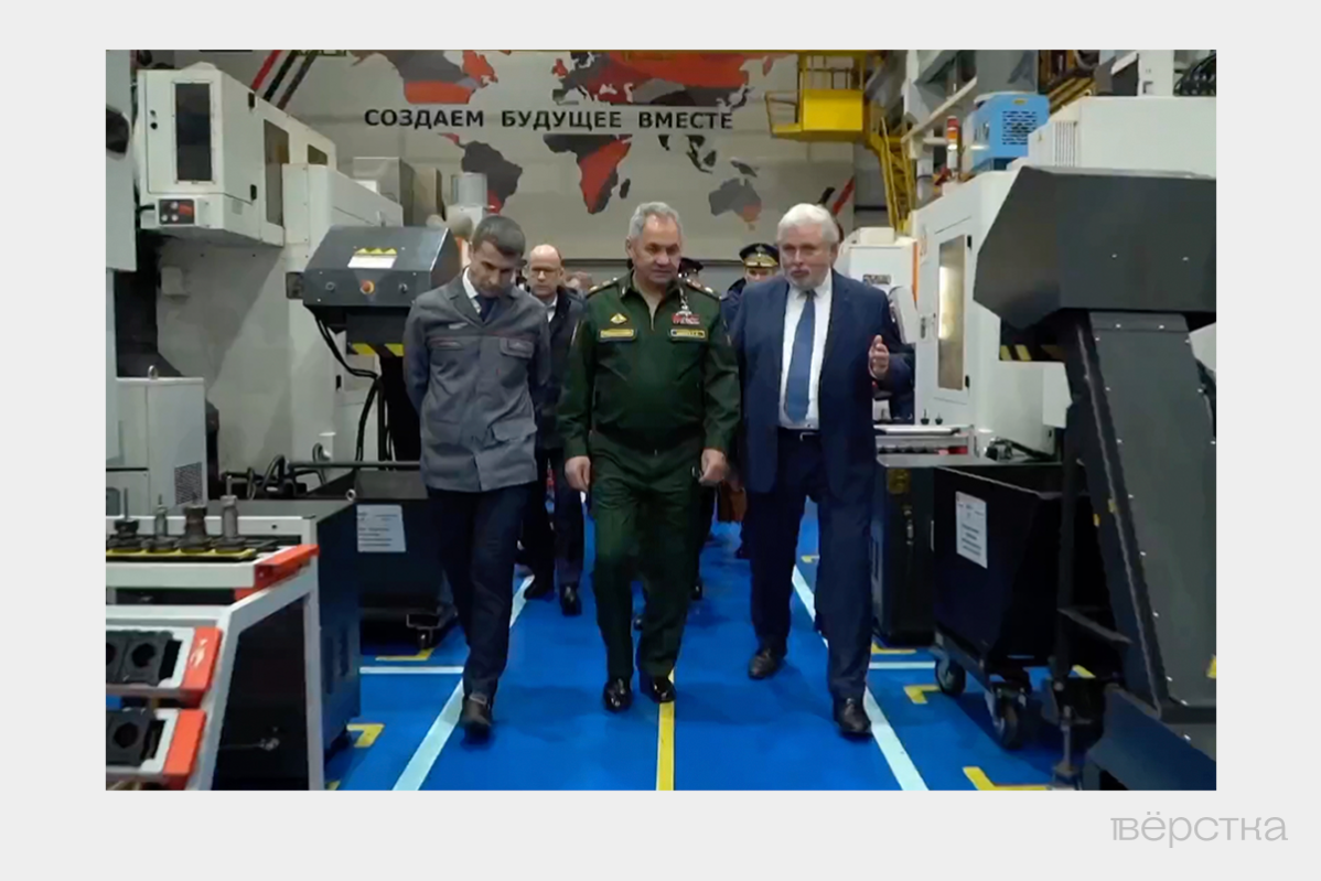 Во время визита Сергея Шойгу на завод «Калашников» в марте 2022 года можно было увидеть оборудование швейцарской компании GF с заклеенными логотипами