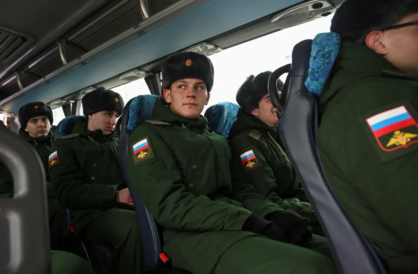Российские призывники, призванные на&nbsp;военную службу во&nbsp;время осеннего призыва 2024, сидят в&nbsp;автобусе перед отправкой в&nbsp;​​гарнизоны