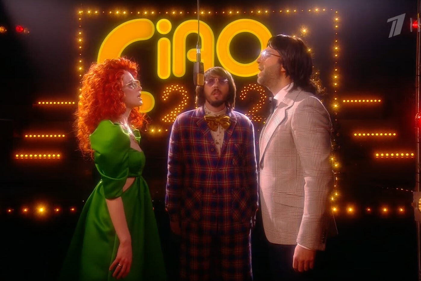Певица Лиза Монеточка, ее муж и продюсер Виктор Исаев и Иван Ургант во время съемок новогоднего выпуска шоу «Вечерний Ургант»