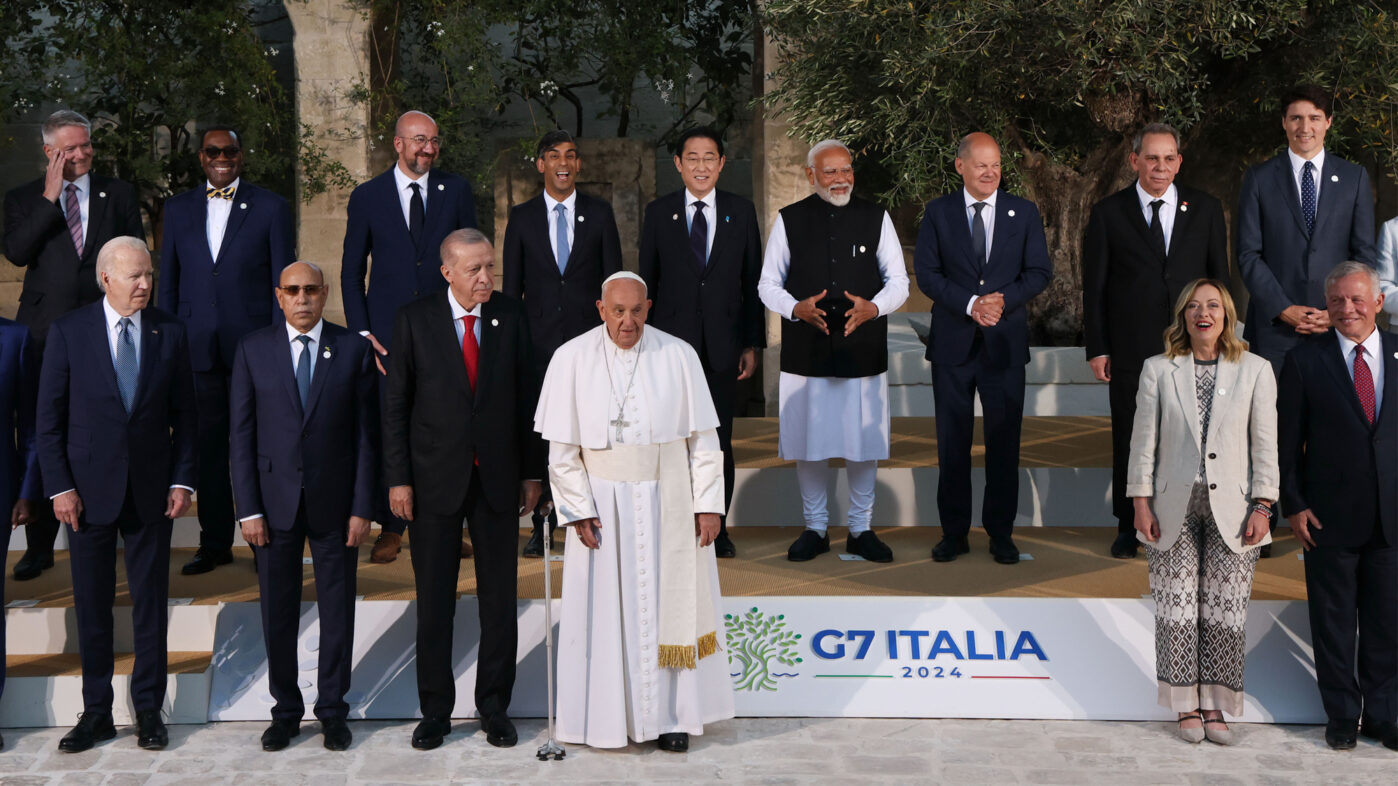 Папа Франциск, лидеры стран G7 и стран-участниц во время саммита лидеров стран G7 в Борго-Эньяция в Фазано